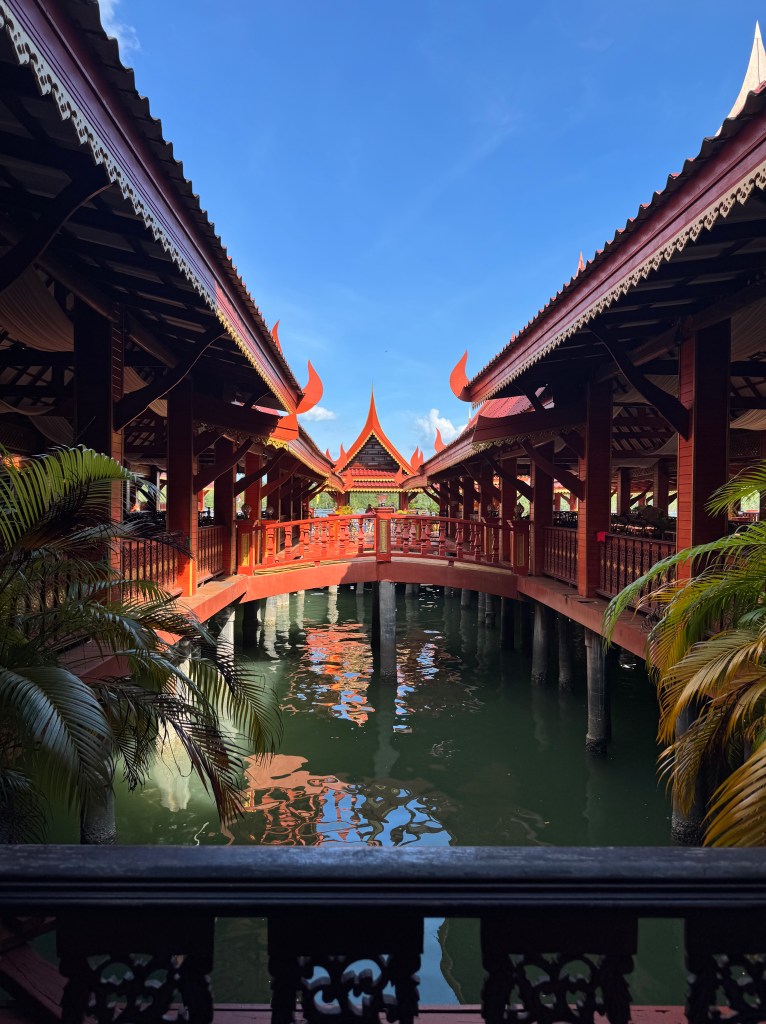 Kuvassa on silta ja aasialainen punainen rakennus. 