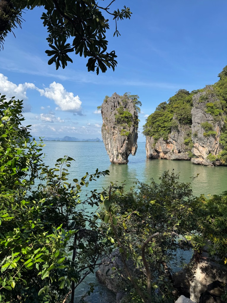 Kuvassa on James Bond kivi ja vihertävää vettä. 