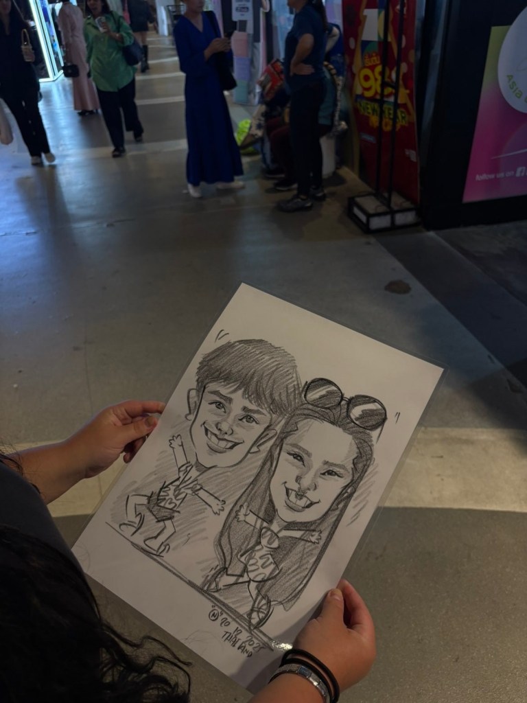 Kuvassa ja piirros minusta ja matkakumppanistani. 