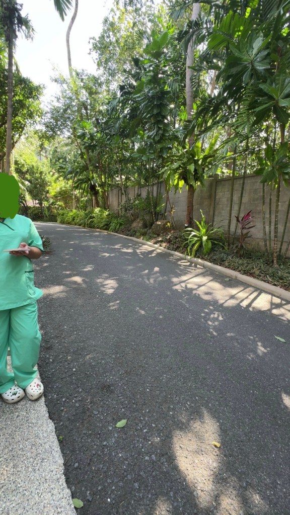 Kuvassa on klinikan hoitaja. 