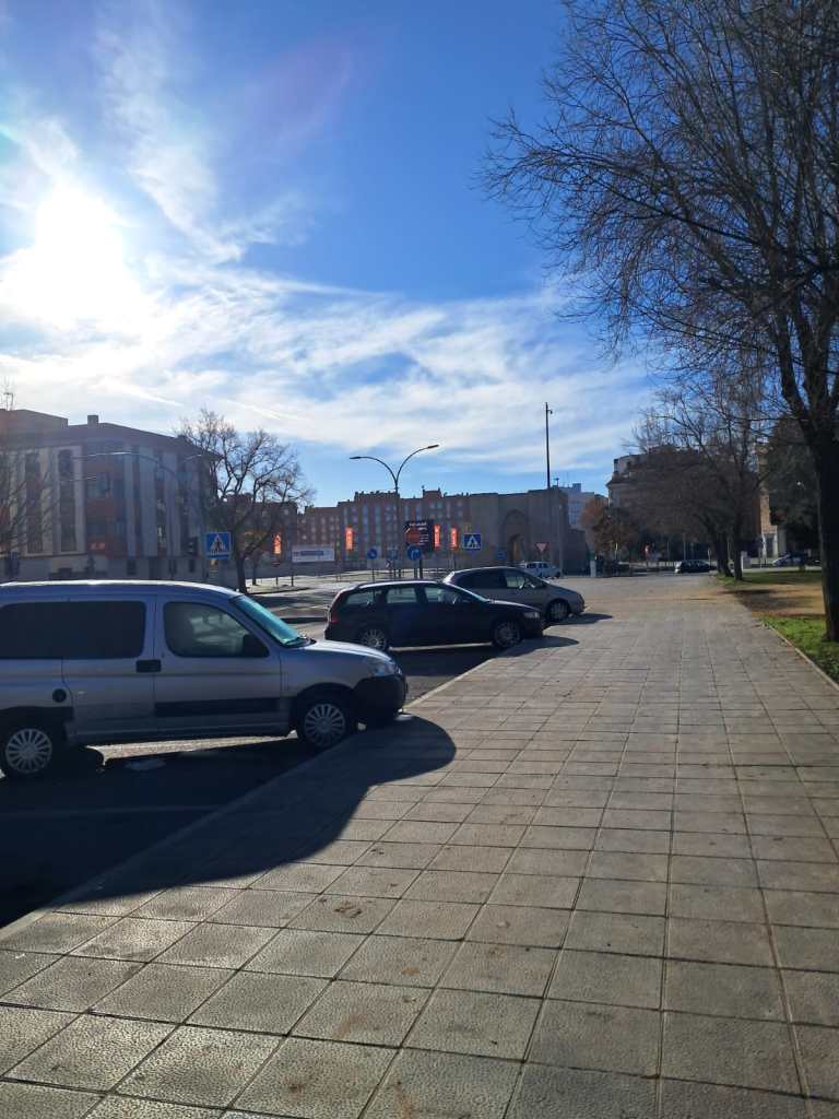 Kuvassa näet kaupungin vanhan portin rauniot.