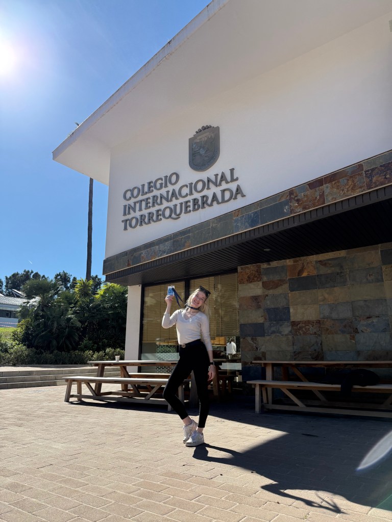 Koulun edustalla minä poseeraamassa

kuvan olen ottanut minä itse
