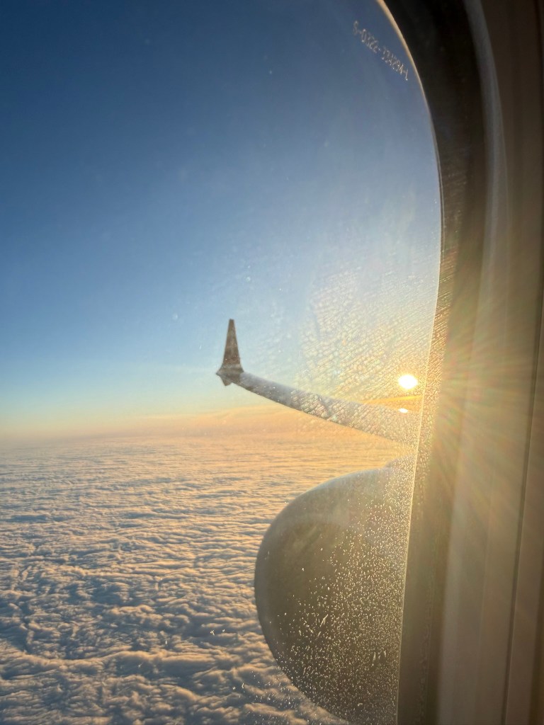 lentokoneen ikkunasta kuva auringonlaskusta.
kuva on oma