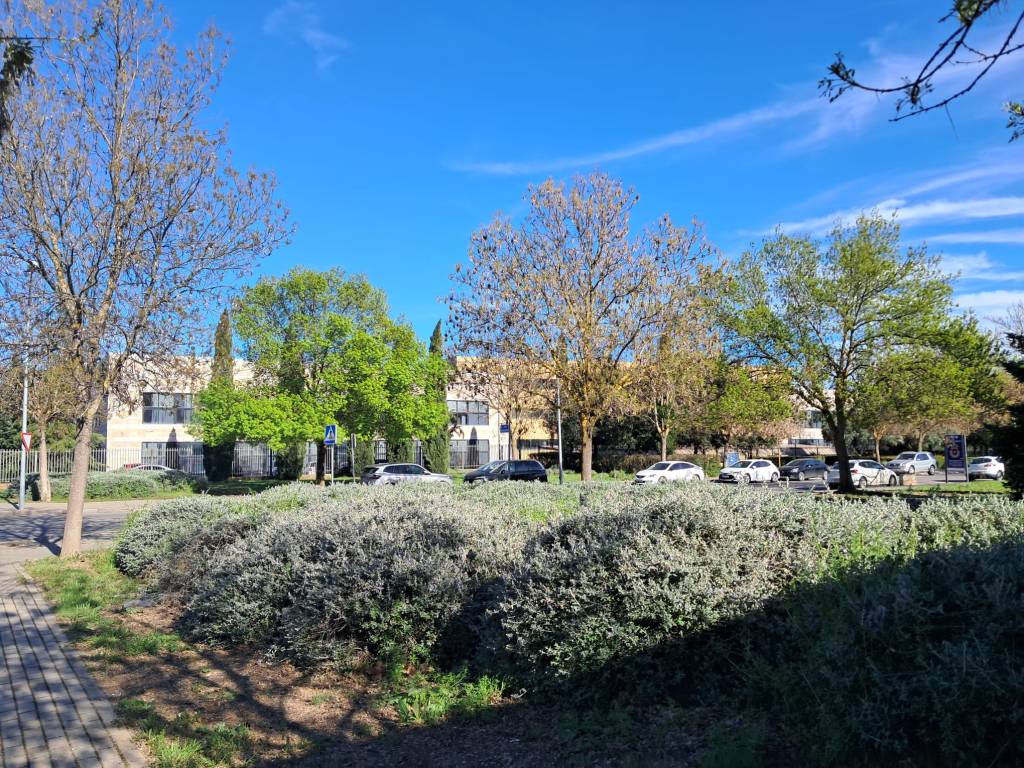 Kuvan takana Electro Zemper yrityksen tehdas/toimisto rakennus.