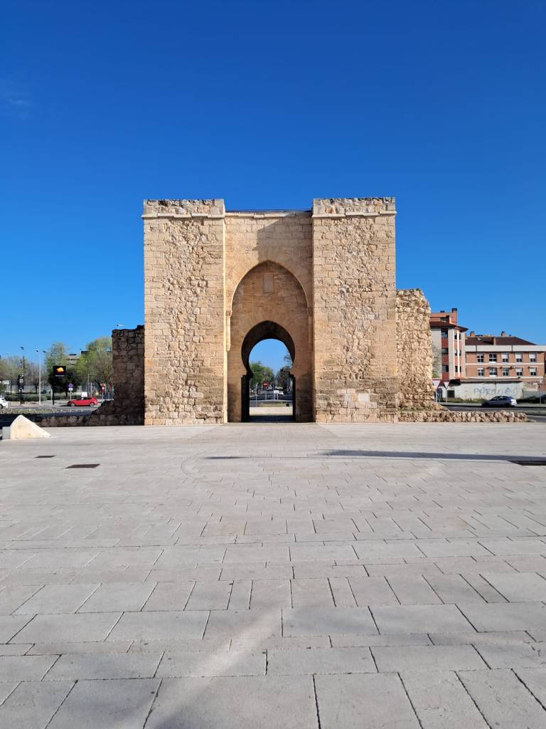 Kuva Ciudad Realin kaupungin vanhan muurin pääportista.