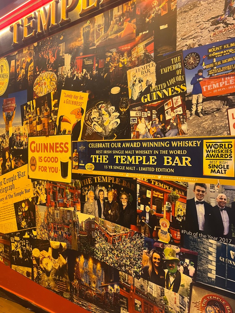 Temple Bar seinä tarroilla
